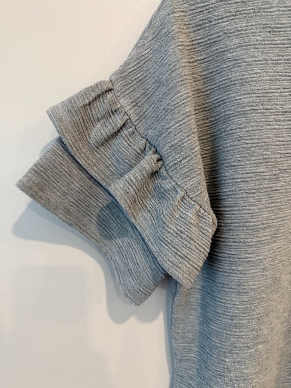 2 / $40 | French Connection Grey Sudan Marl Ruffle Sleeve Top Womens S - Picture 7 of 7
